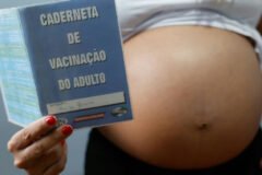 Baixa adesão à vacinação contra gripe e covid-19 coloca gestantes em risco no Brasil