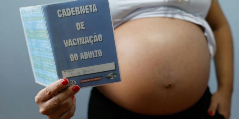Baixa adesão à vacinação contra gripe e covid-19 coloca gestantes em risco no Brasil