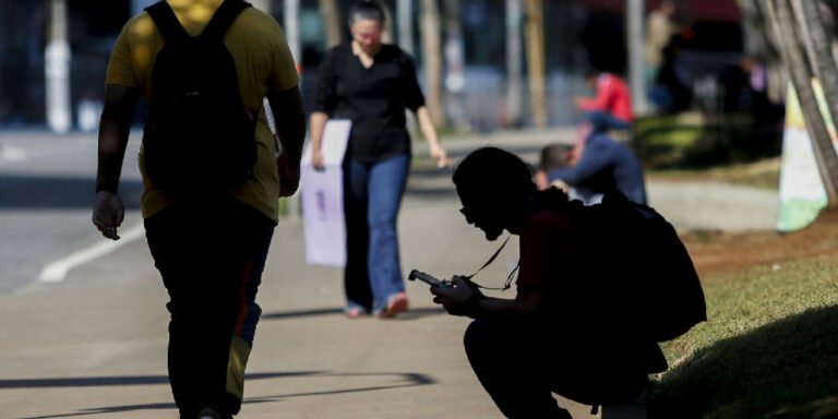 Brasil registra queda no número de jovens nem-nem, aponta relatório da OCDE