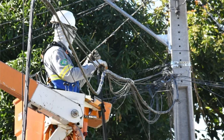 Copel remove 120 toneladas de fios obsoletos em 50 cidades do Paraná