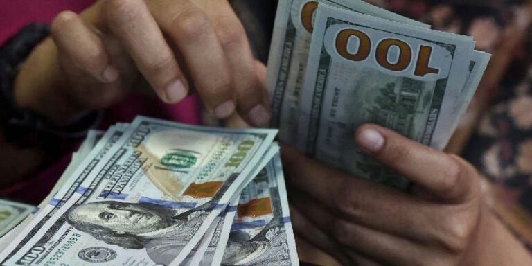 Dólar dispara e atinge maior patamar desde março em dia de tensão no mercado