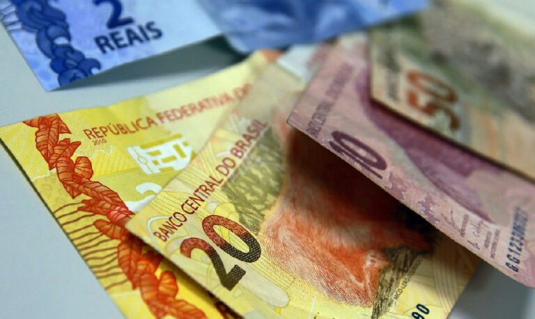 Juros em alta e inadimplência de 6% desafiam o orçamento das famílias brasileiras