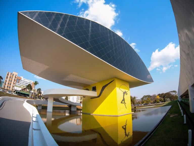 Museu Oscar Niemeyer: o papel do ícone arquitetônico na identidade cultural de Curitiba