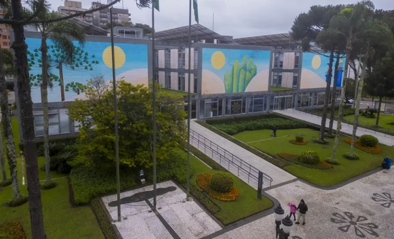 Prefeitura de Curitiba libera progressão salarial para mais de 6 mil servidores municipais