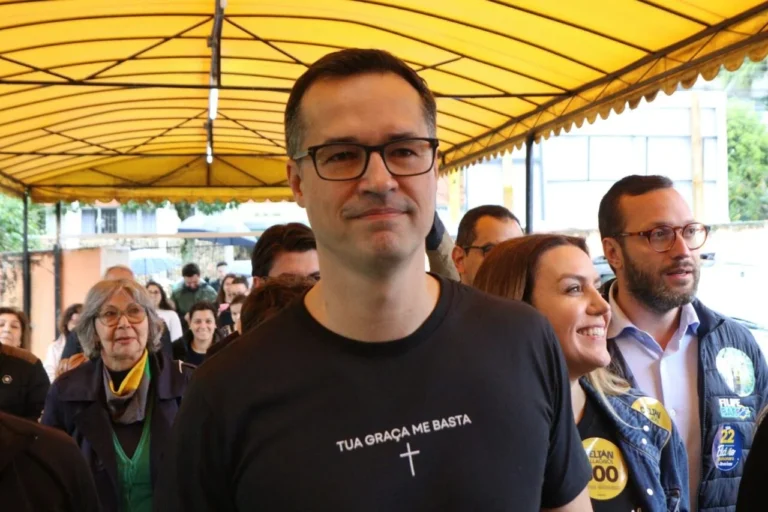 Dallagnol vota em Curitiba sob impasse judicial e defende permanência de candidatura
