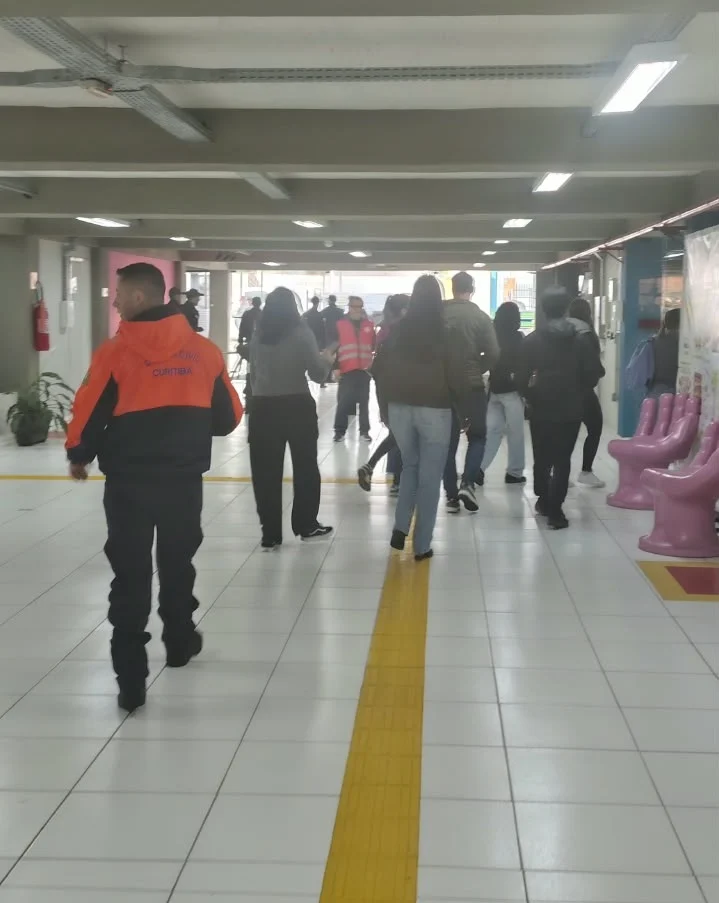 Defesa Civil de Curitiba leva orientações sobre El Niño e prevenção de desastres a universitários