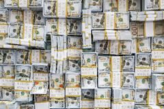 Dólar sobe e fecha acima de R$ 5,22 em dia de tensão global e alta do petróleo