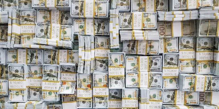 Dólar sobe e fecha acima de R$ 5,22 em dia de tensão global e alta do petróleo