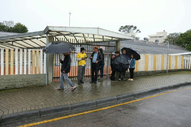Eleitores enfrentam chuva e formam filas no início da votação em Curitiba