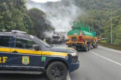 Incêndio em caminhão bloqueia totalmente a Br-376 em Guaratuba