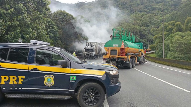 Incêndio em caminhão bloqueia totalmente a Br-376 em Guaratuba