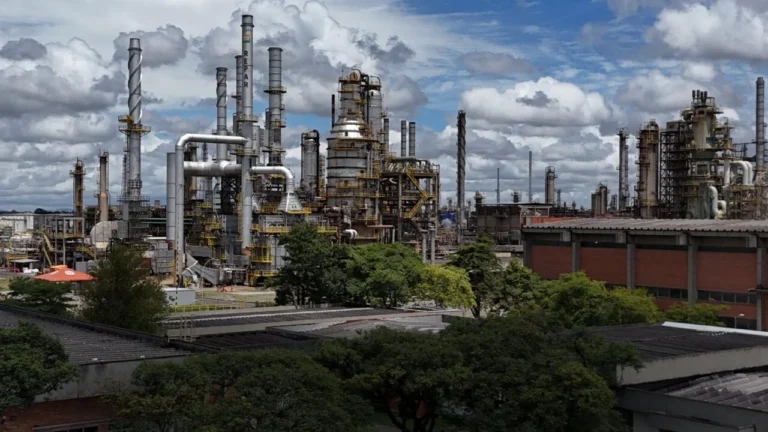 Manutenção na Repar movimenta R$ 800 milhões e gera milhares de empregos na Grande Curitiba