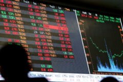 Mercado financeiro reage ao primeiro turno com dólar em queda e recorde na bolsa