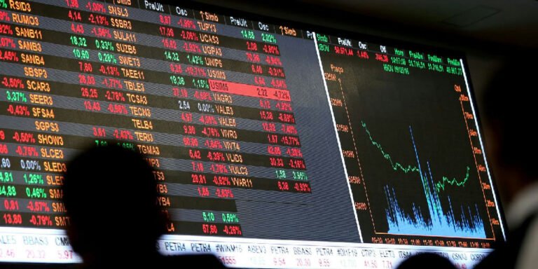 Mercado financeiro reage ao primeiro turno com dólar em queda e recorde na bolsa