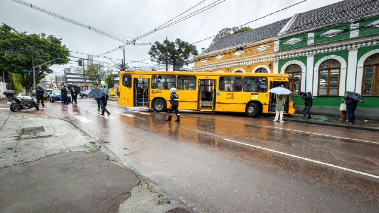 Ônibus da linha Santa Felicidade bate contra prédio no São Francisco e deixa nove feridos em Curitiba