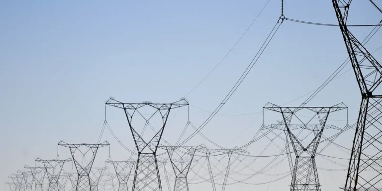 Setor elétrico reforça equipes e pausa reparos para assegurar luz neste domingo de eleição