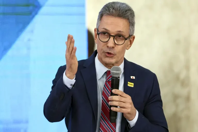 Tre-mg investiga uso de celular por Romeu Zema na cabine de votação