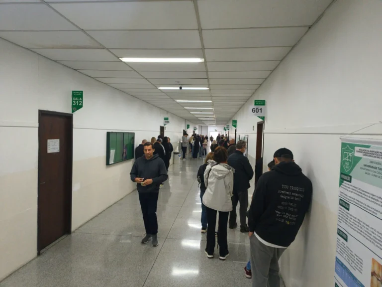 Universidade Tuiuti recebe fluxo intenso no maior colégio eleitoral de Curitiba